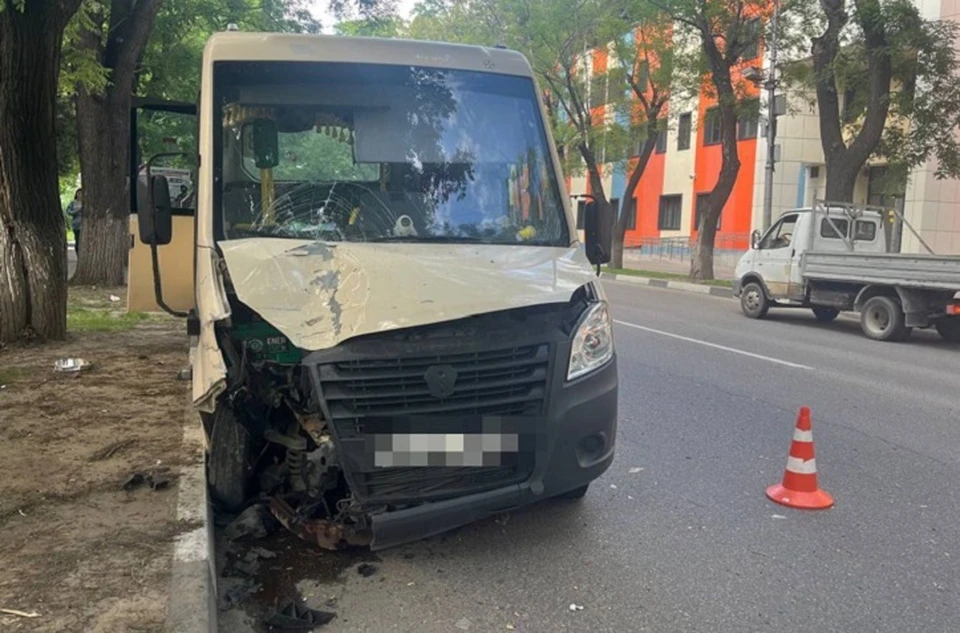 В Кисловодске в ДТП маршрутного автобуса и грузовика пострадали четыре человека0