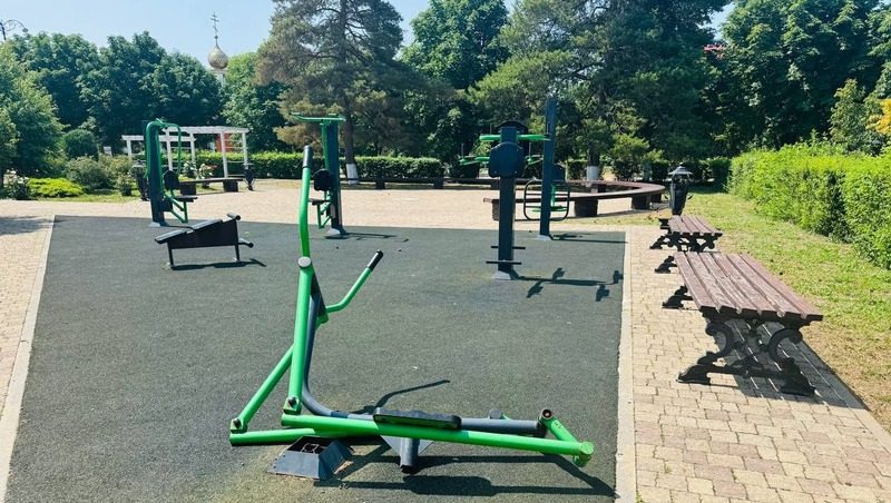 В Красногвардейском неизвестные испортили объекты благоустройства