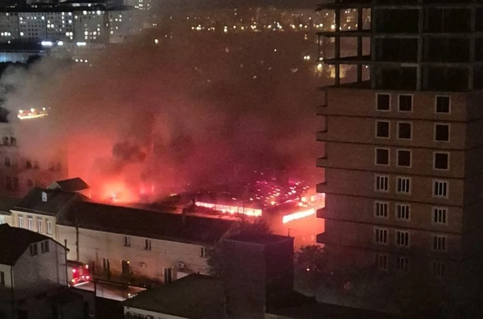 В Махачкале тушат крупный пожар площадью 600 кв м на хлебозаводе0