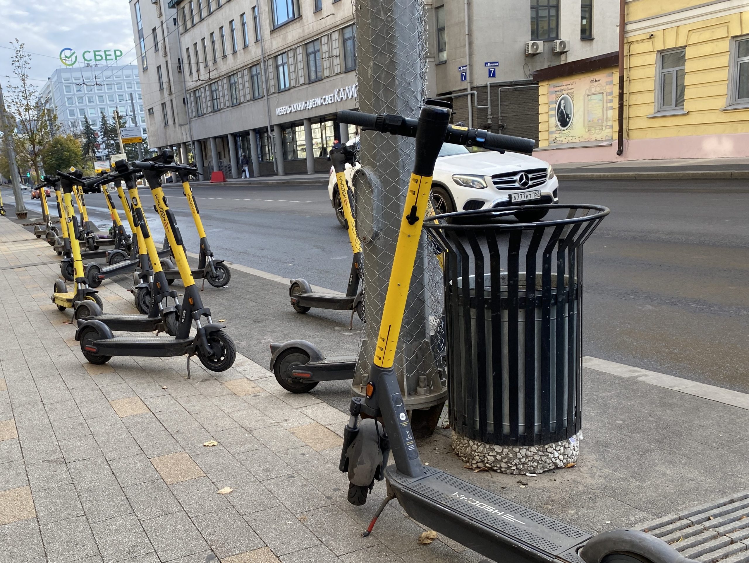 В Москве заблокировали десятки тысяч пользователей электросамокатов. Что происходит?