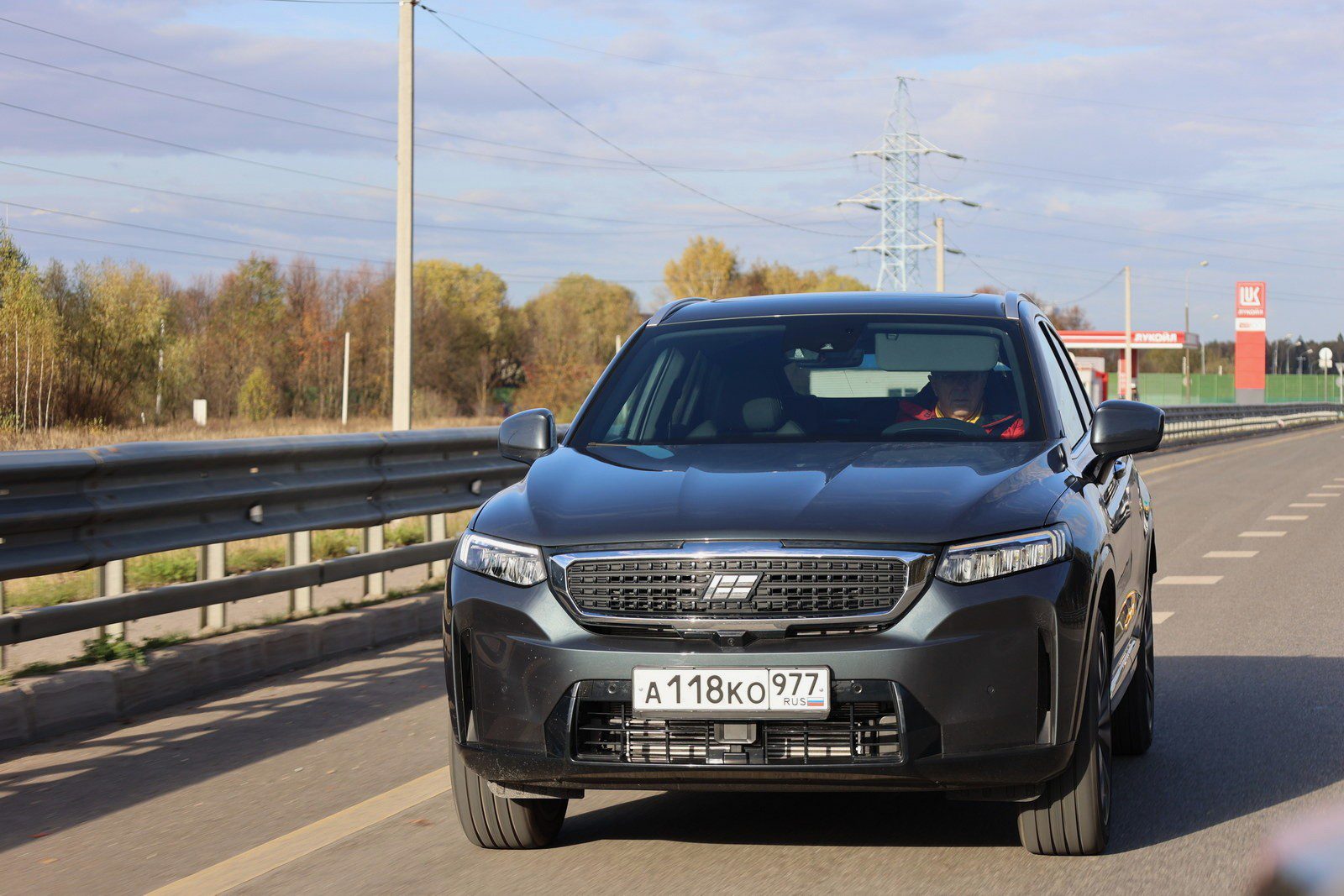 В России резко подешевел «клон» Geely Tugella: цена снизилась на полмиллиона рублей