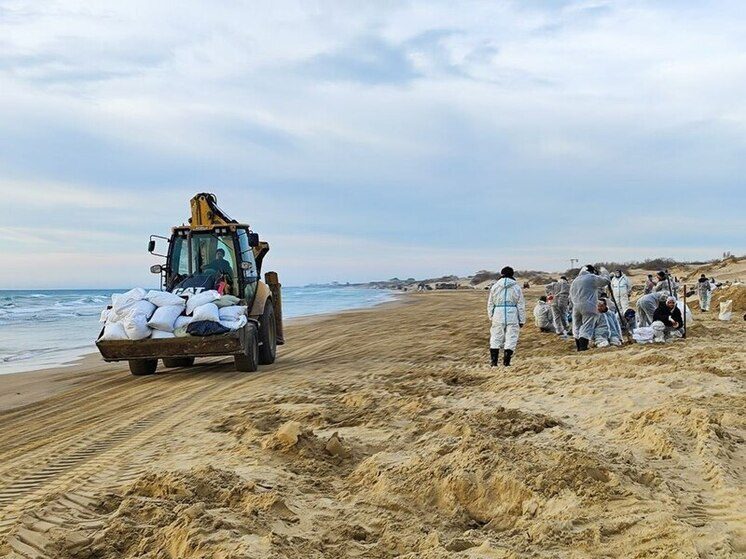 Водолазы МЧС Ставрополья продолжают борьбу с загрязнением на побережье Анапы