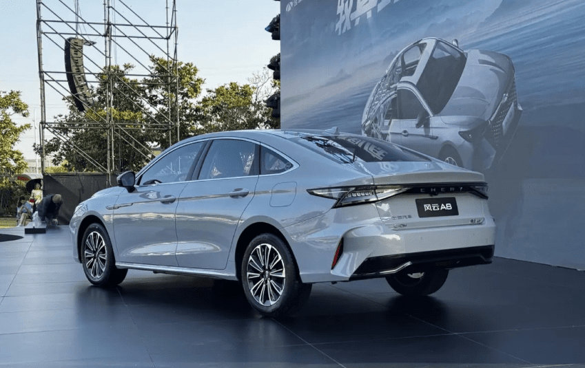 Запущены продажи гибридного Chery Arrizo 8 с расходом топлива 4,5 л/100 км