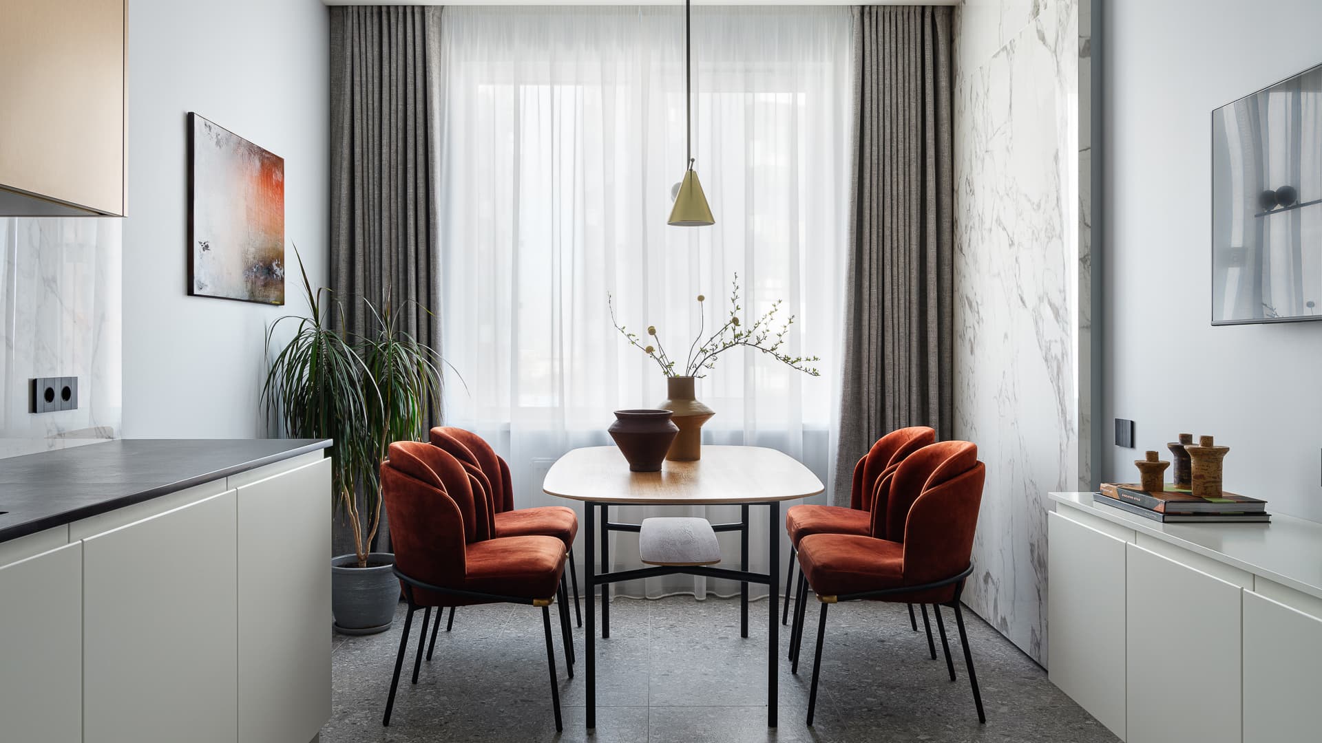 Терракотовые акценты в интерьере небольшой квартиры — проект студии Poshinteriors