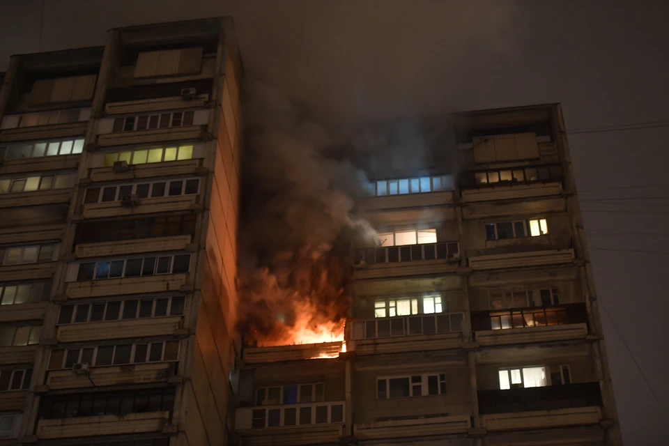 Балкон пятого этажа загорелся в Михайловске на Ставрополье0