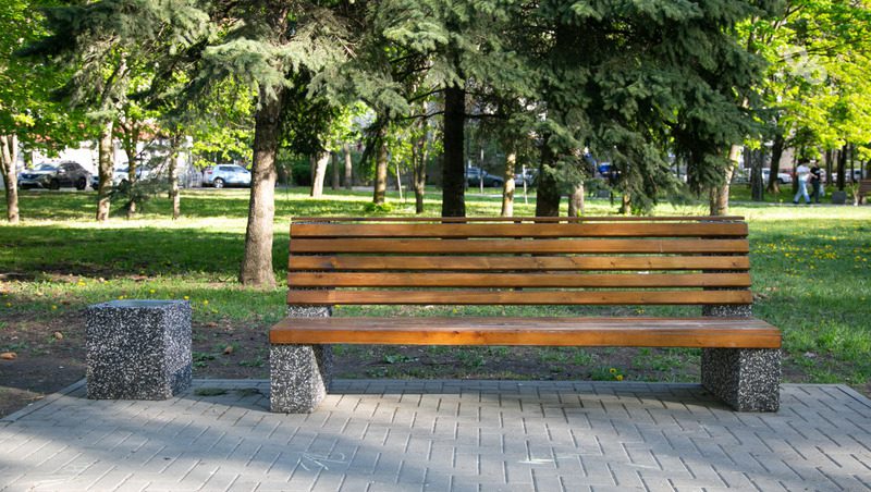 Благоустройство территории возле детского центра в Лермонтове выполнили на 50%