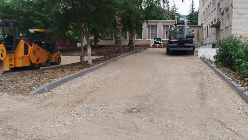 Благоустройство территории возле детского центра в Лермонтове выполнили на 50%