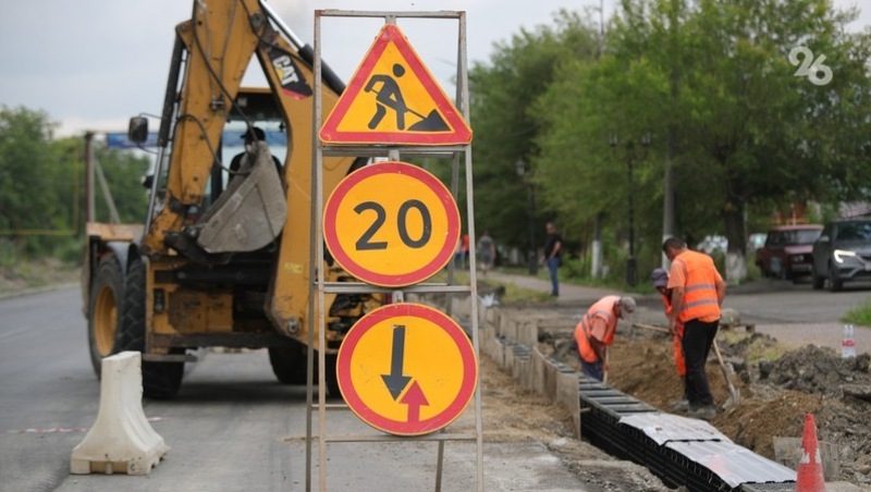 Дорогу ремонтируют в центре Ипатова