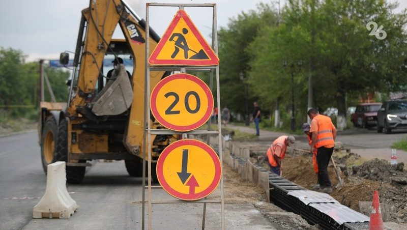 Глава Прикумья выделил приоритет ремонта дорог после прямой линии губернатора