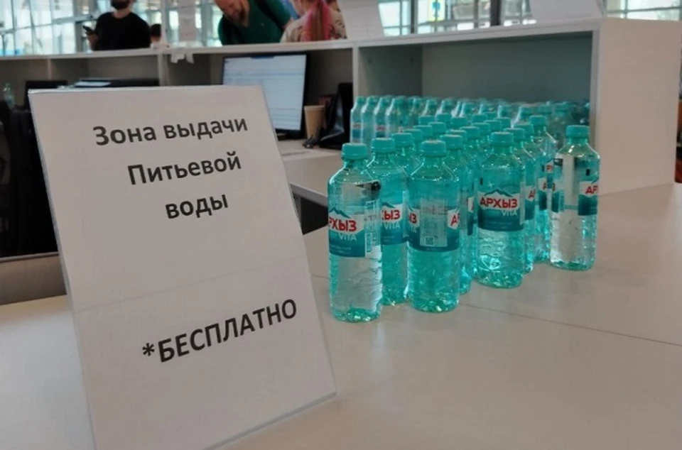 Из-за сильной жары в аэропорту Минвод раздают бесплатную воду0