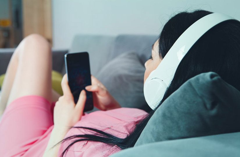 Какие подкасты слушают в постели, чтобы уснуть: готовый плейлист от редакции «ТЧК»0