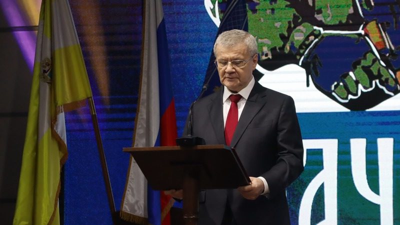 Казачьей бригаде СВО «Терек» в Пятигорске передали знамя, подписанное Путиным
