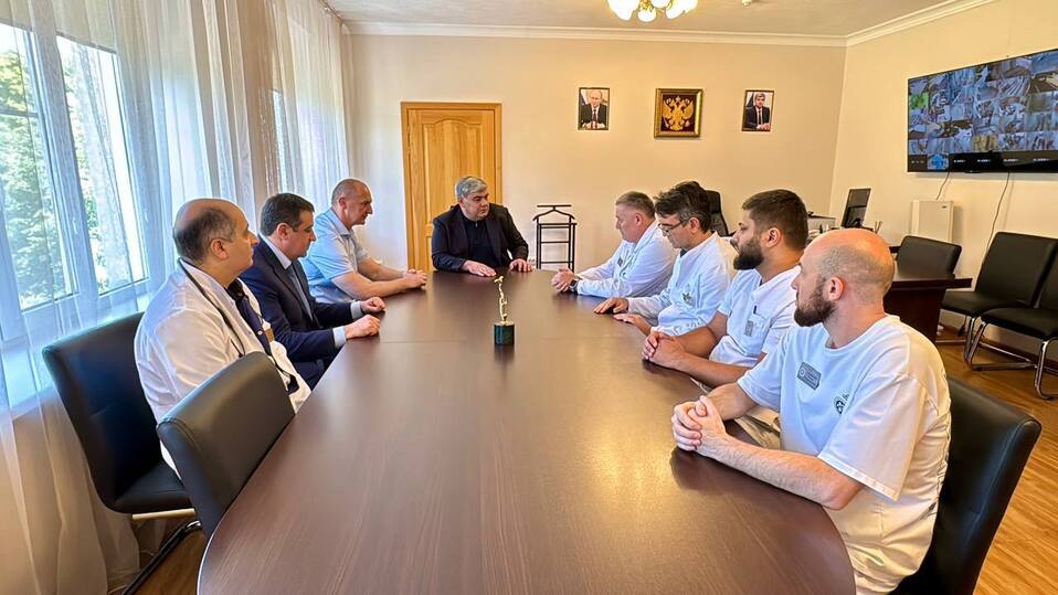 Казбек Коков встретился с семьей сотрудника ДПС, пострадавшего при нападении в Нальчике  Ставрополь (Кавказ)1