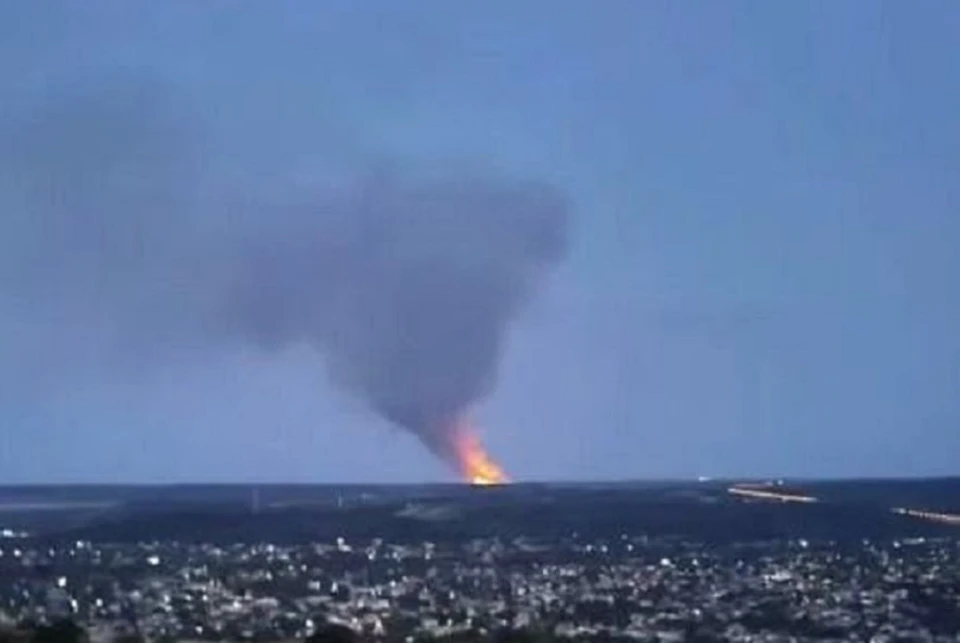 Крупный пожар на поле с пшеницей у озера Тамбукан тушат на Ставрополье0