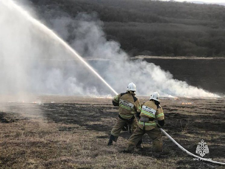 Огнеборцы тушат пожар в Шпаковском округе Ставрополья