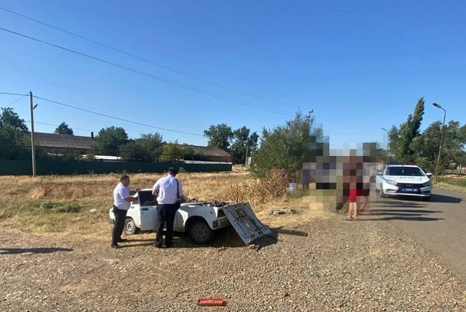 Подросток и взрослый погибли во врезавшемся в дерево авто на Ставрополье0
