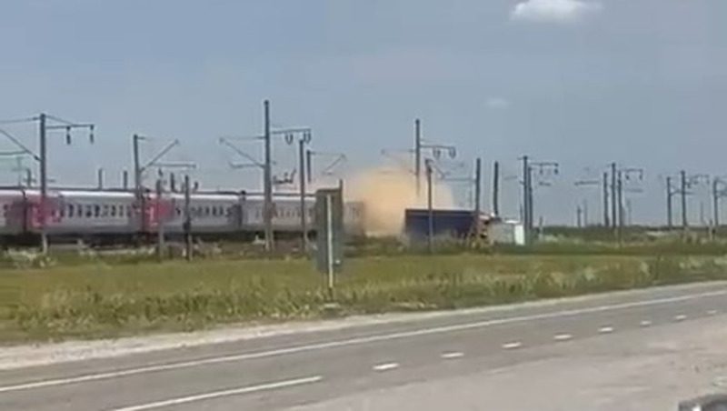 Появилось видео с поездом, разбившим грузовик с зерном на Ставрополье