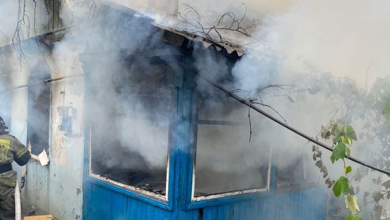 Пожарные эвакуировали ребёнка из горящего жилого дома на Ставрополье