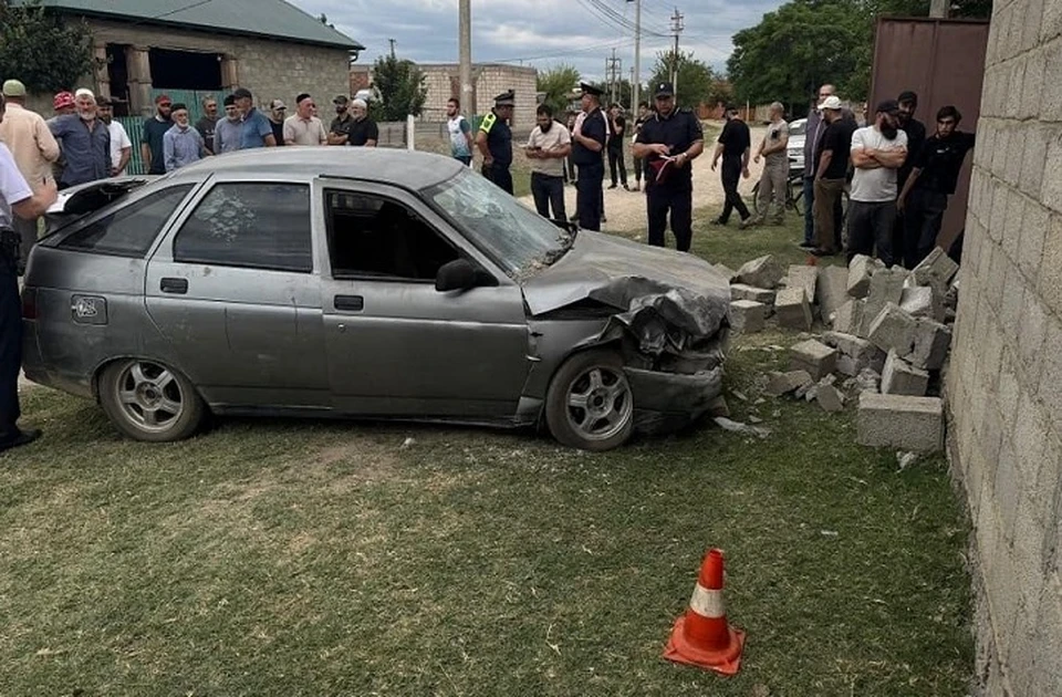 Ребенка в Дагестане насмерть придавило обрушившейся после ДТП стеной дома0