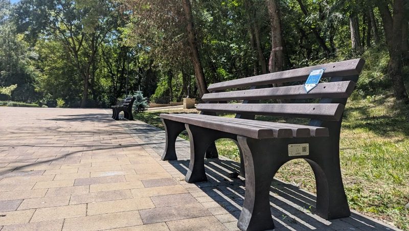 Скамейки для Курортного парка сделали из пластиковых пакетов в Ессентуках