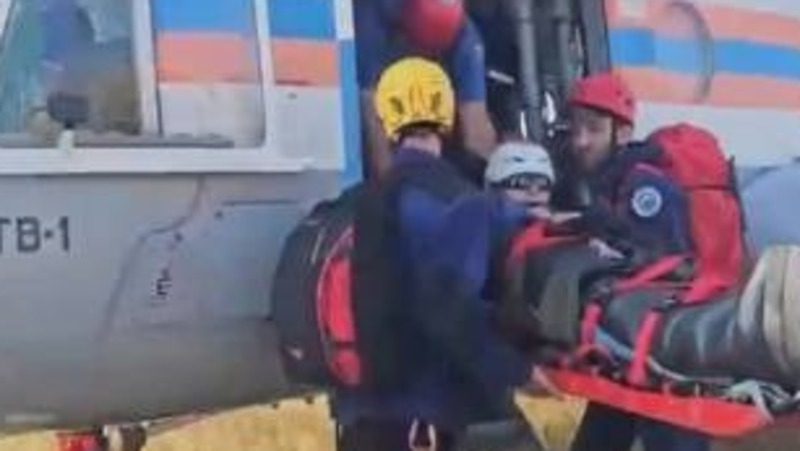 Сотрудники МЧС спасли альпиниста, поранившего ногу в горах Кабардино-Балкарии