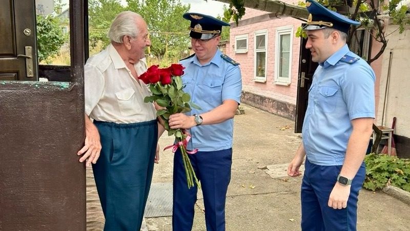 Сотрудники прокуратуры на Ставрополье поздравили ветерана ВОВ со столетием