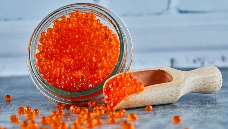 Ставропольчанка продала банку поддельной икры жительнице Запорожья