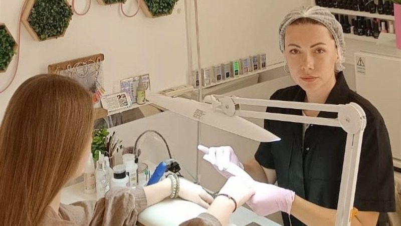 Ставропольская мама в декрете стала мастером маникюра и заключила соцконтракт