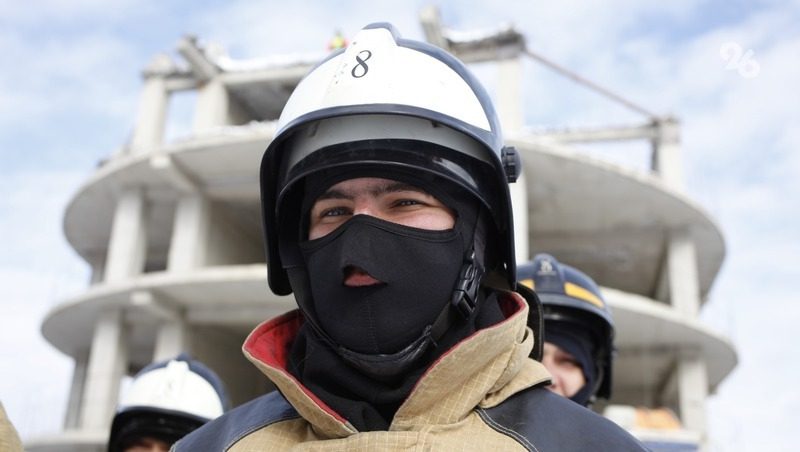 Сухая растительность горит на 204-м квартале в Ставрополе