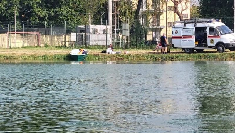 Тело мужчины нашли возле спускового шлюза на озере в Ессентуках