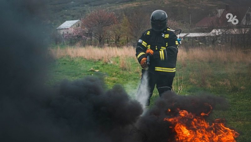 Трава горит на 1,5 тыс. кв. м на восточной окраине Изобильного