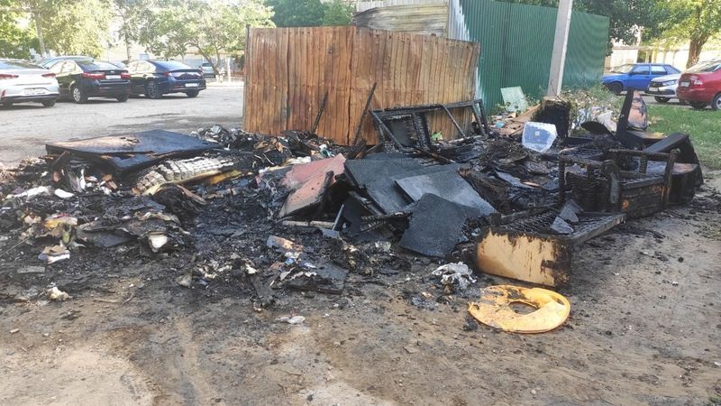 В Будённовске подожгли мусорные контейнеры, установленные рядом с домами