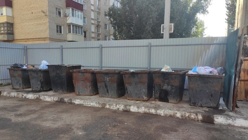 В Будённовске подожгли мусорные контейнеры, установленные рядом с домами