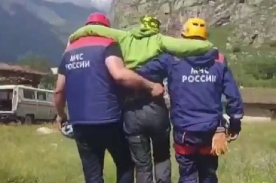 В Кабардино-Балкарии спасатели помогли спуститься с горы травмированному туристу0