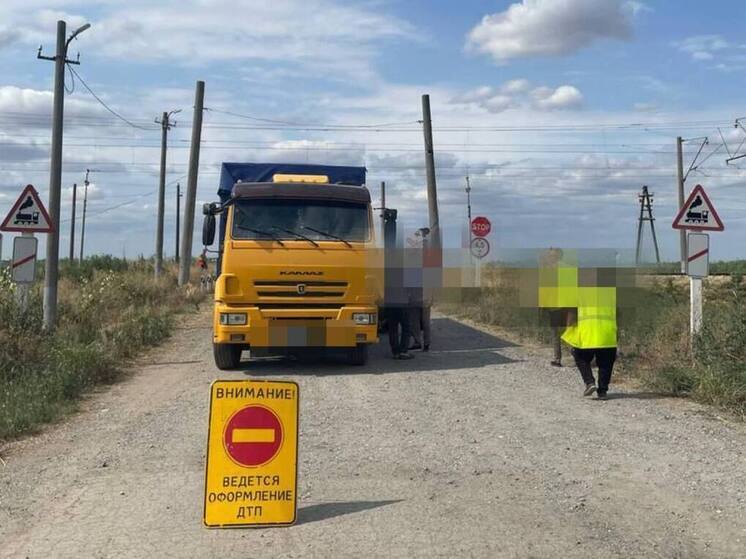 В Курском округе Ставрополья большегруз с зерном столкнулся с пассажирским составом