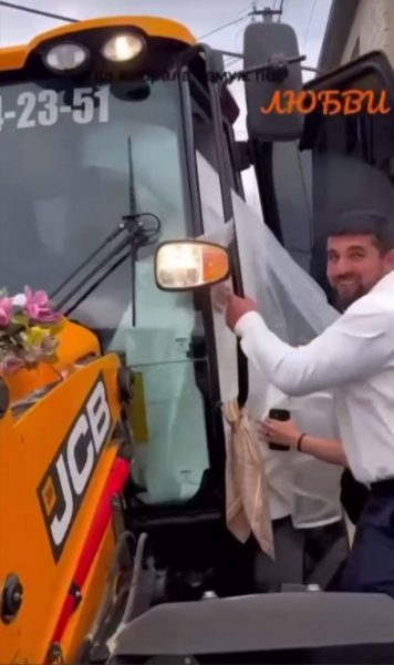 В Махачкале жених приехал за невестой на экскаваторе