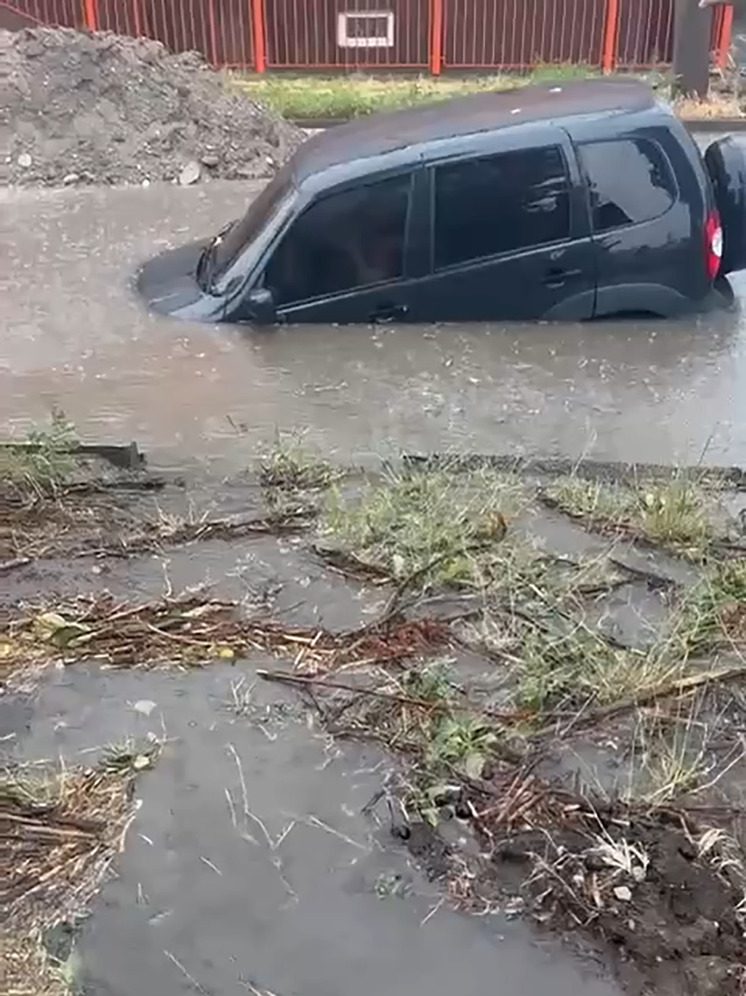 В Нальчике из-за непогоды несколько автомобилей ушли под воду