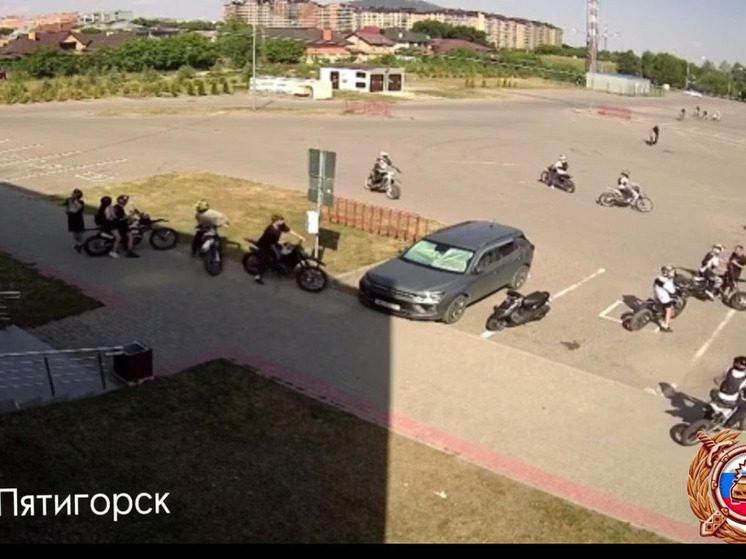 В Пятигорске школьники устроили массовый заезд на мотоциклах