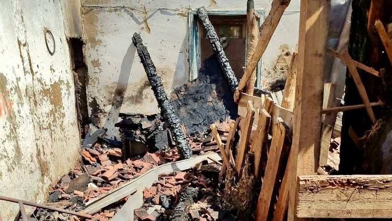В селе Ипатовского округа сгорели крыша дома и хозпостройка