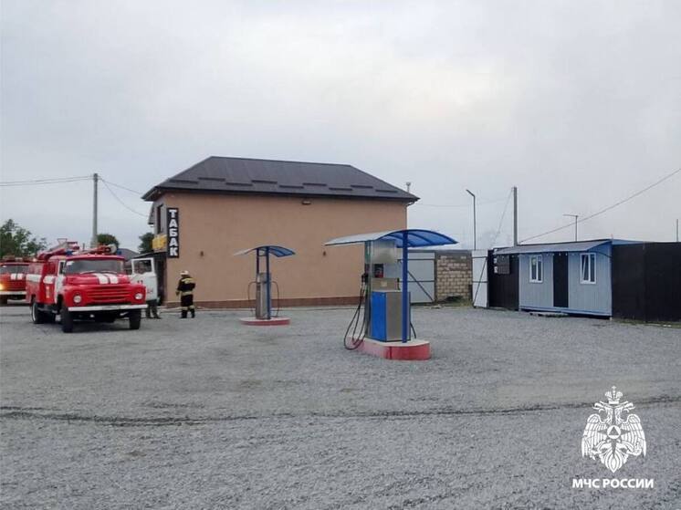 В селении Северной Осетии пожарные отстояли от огня заправку