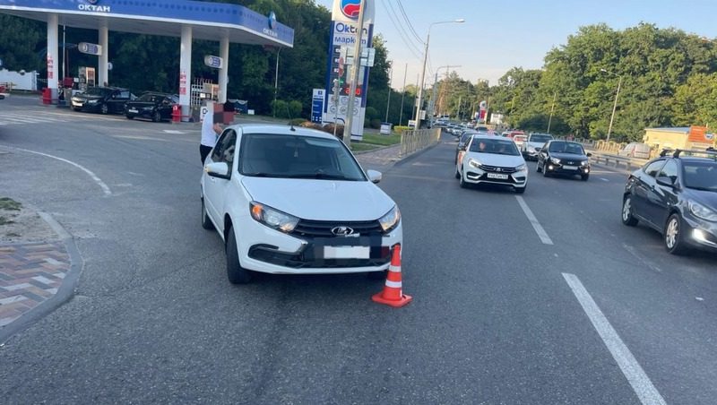 В Ставрополе водитель легковушки сбил девушку на электросамокате
