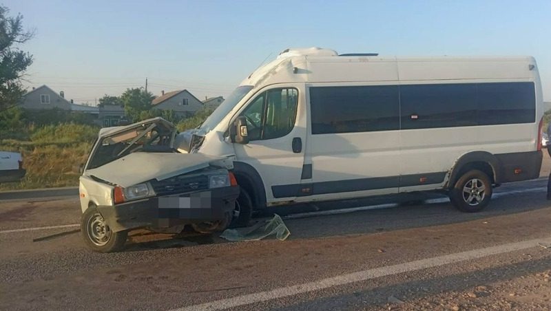 Водитель легковушки погиб в ДТП с микроавтобусом на Ставрополье
