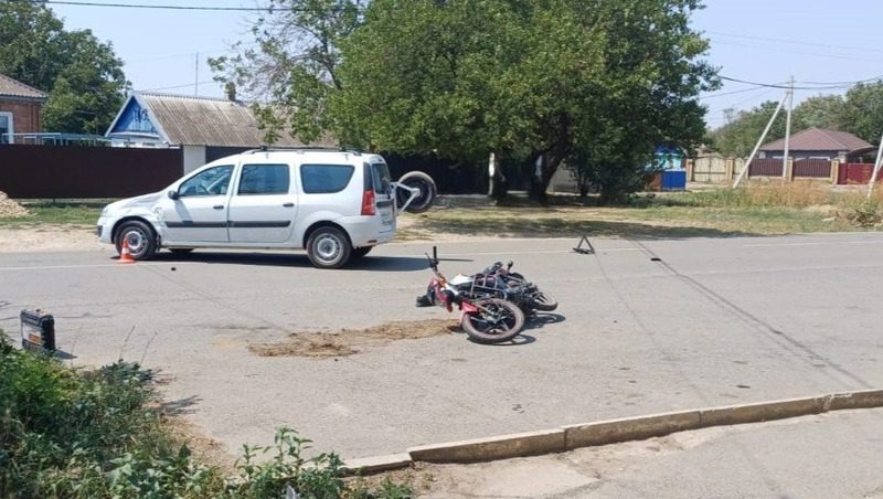 Водитель-подросток пострадал при столкновении легковушки и мопеда на Ставрополье