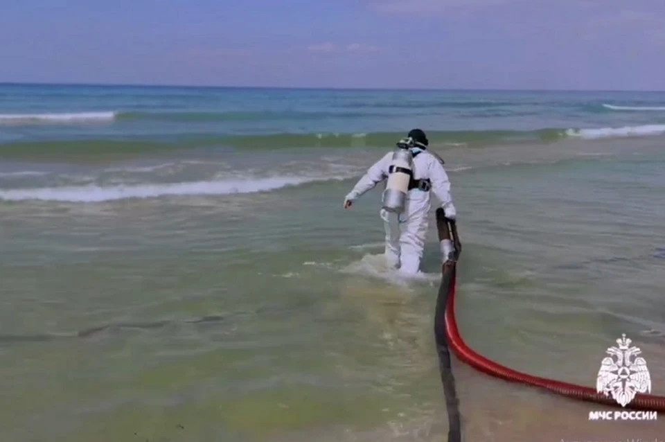 Водолазы из Северной Осетии продолжают чистить от мазута берег Черного моря0