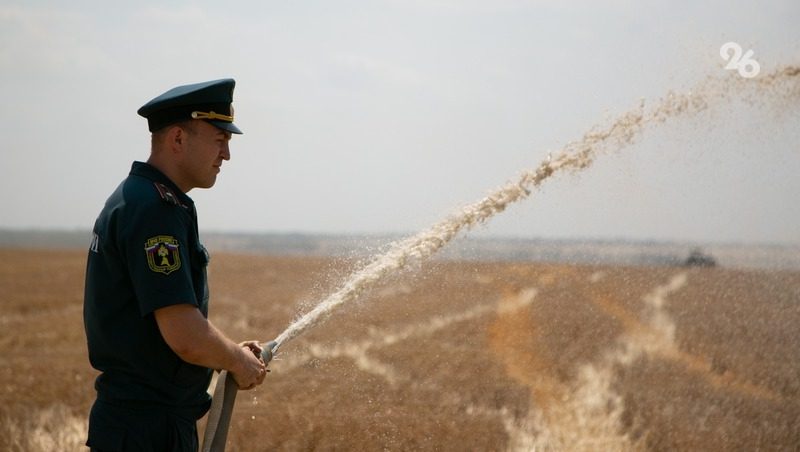 Возгорание сухой травы потушили в Изобильненском округе