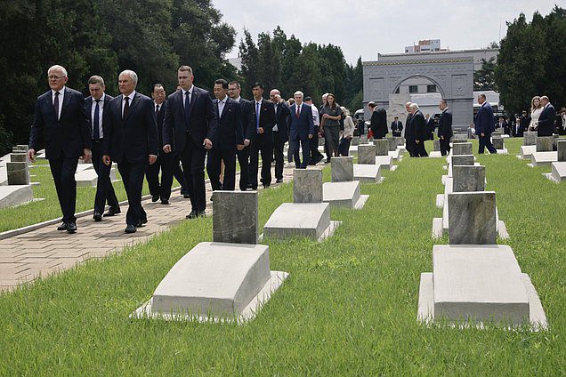 Председатель Государственной Думы Вячеслав Володин и депутаты ГД почтили память советских воинов, сражавшихся за освобождение Кореи