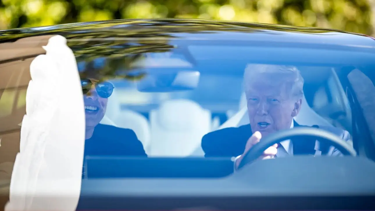 Трамп за рулем Cybertruck