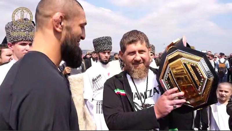 Глава Чечни встретил Чимаева у трапа и подарил за победу в UFC люксовую машину
