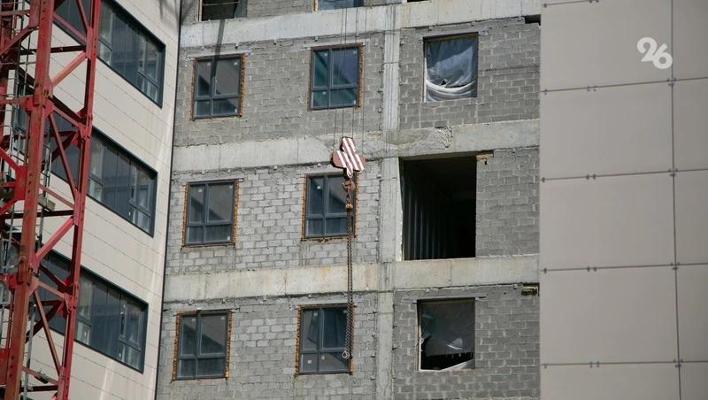 Кровельщик в Ставрополе получил травму головы, поднимая груз без каски