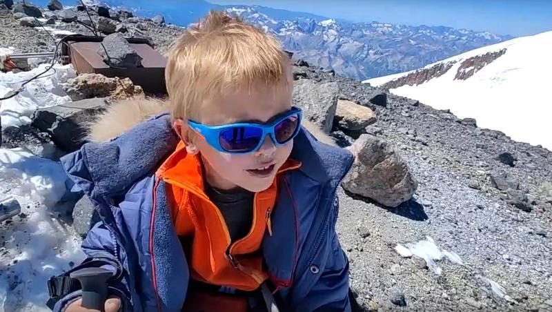 Мальчик из Севастополя в 7 лет взошёл на Эльбрус, установив рекорд, и выпил колы